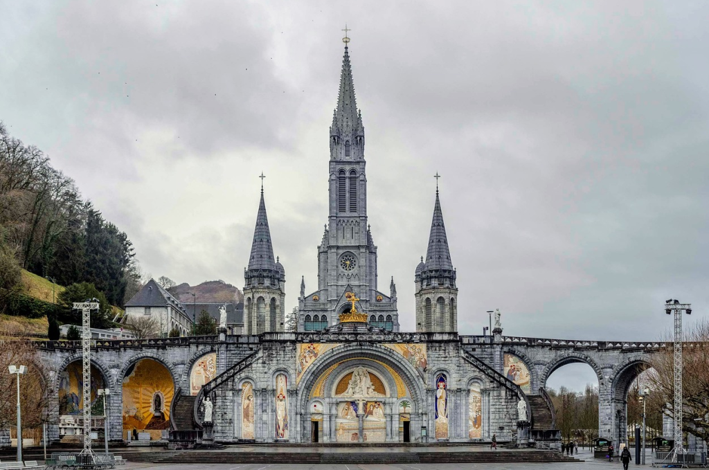 Sanctuary of Our Lady of Lourdes in Lourdes, France | Photo credit: www.pixabay.com/users/manoloblasco-25418133