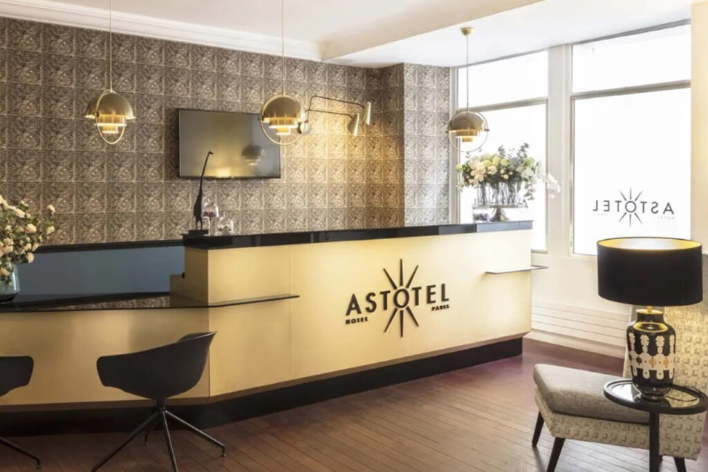 paris hotel near Louvre